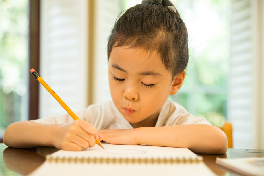 小女孩写作业图片 小女孩写作业图片