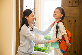 妈妈送女儿去上学