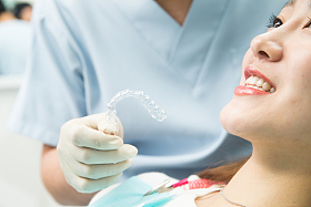 男牙医和女患者