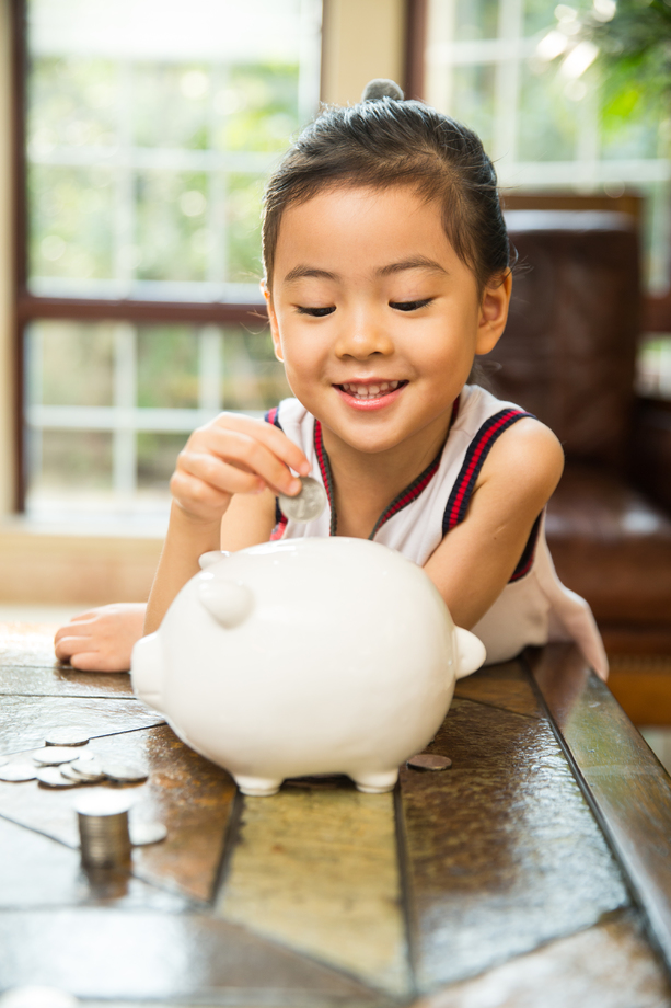 小女孩把钱放入存钱罐图片 小女孩把钱放入存钱罐图片