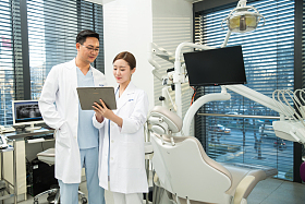 男牙医和女牙医助手图片