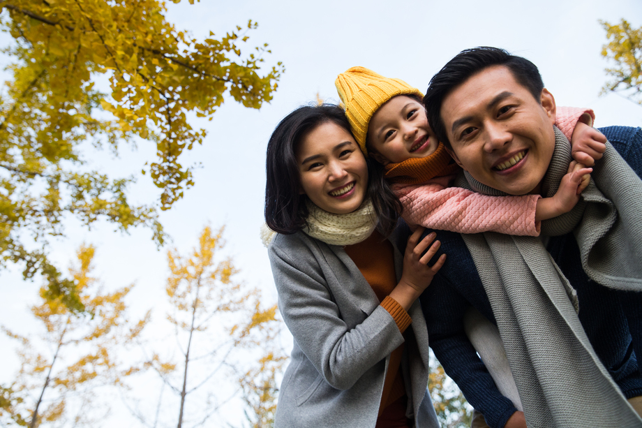 幸福家庭在户外玩耍图片 幸福家庭在户外玩耍图片