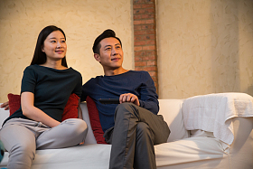 青年夫妇看电视