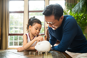 父亲指导女儿理财图片
