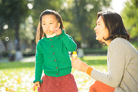 幸福家庭户外郊游
