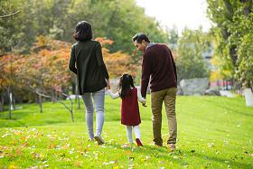 幸福家庭户外玩耍