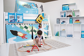 可爱的小男孩在游戏室图片