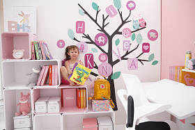 可爱的小女孩在学习