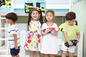 欢乐的儿童在儿童房玩耍图片