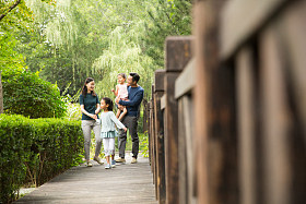 幸福家庭在户外散步图片