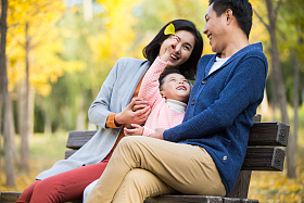 幸福家庭在户外玩耍图片