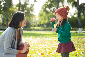 幸福家庭户外郊游