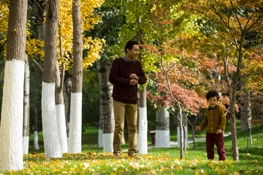 父亲陪着儿子在户外玩耍图片