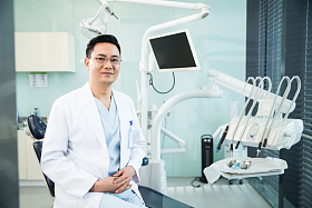 中年牙科医生照片