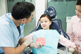 母亲带着女儿看牙医
