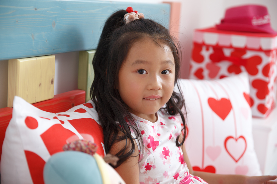 可爱的小女孩在卧室玩耍 可爱的小女孩在卧室玩耍