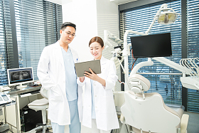 男牙医和女牙医助手图片