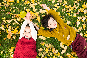 可爱的儿童在户外