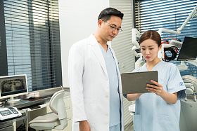 男牙医和女牙医助手