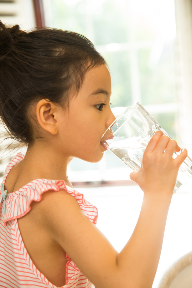 小女孩在卫生间 小女孩在卫生间