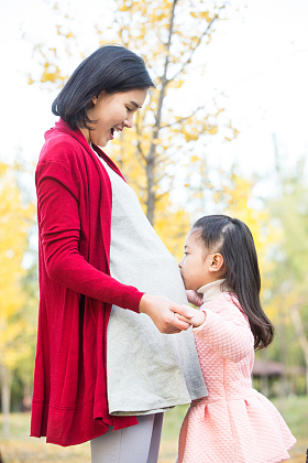幸福家庭在户外玩耍图片