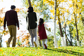 幸福家庭户外玩耍