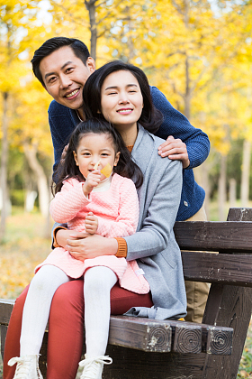 幸福家庭在户外玩耍图片