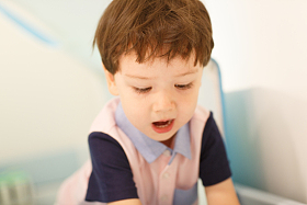 可爱的小男孩在游戏室