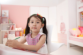 小女孩在卧室照片