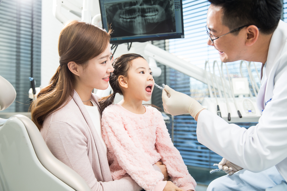 母亲带着女儿看牙医图片 母亲带着女儿看牙医图片