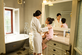 小女孩和妈妈在卫生间里洗漱