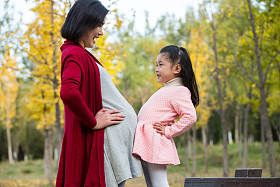 幸福家庭在户外玩耍图片