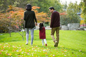 幸福家庭户外玩耍