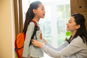 妈妈送女儿去上学