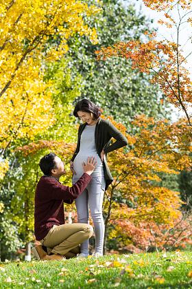 丈夫陪着怀孕的妻子在户外照片