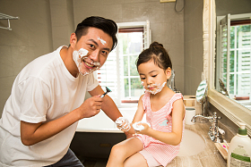 爸爸和女儿在卫生间玩耍图片