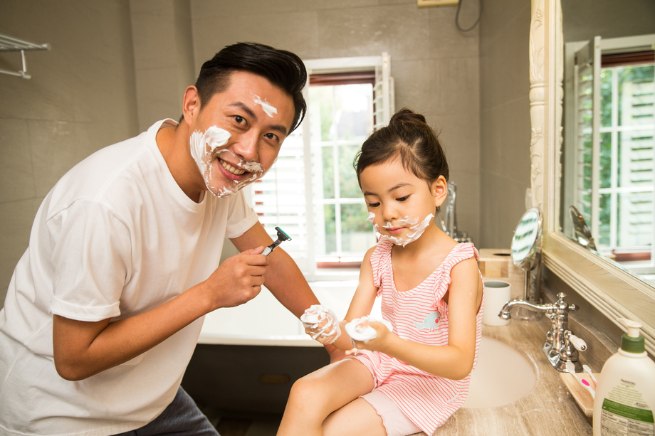 爸爸和女儿在卫生间玩耍图片 爸爸和女儿在卫生间玩耍图片