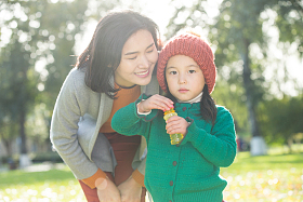 幸福家庭户外郊游