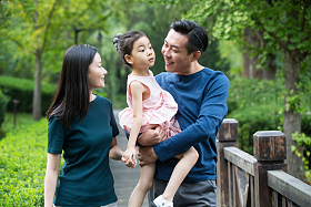 幸福家庭在户外散步照片
