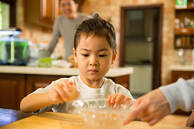 小女孩帮妈妈做家务图片