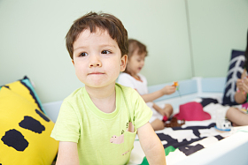 可爱的小男孩在游戏室照片