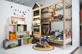 两个小男孩在卧室玩耍