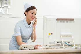 年轻女护士在接待处
