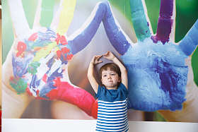 可爱的小男孩在游戏室