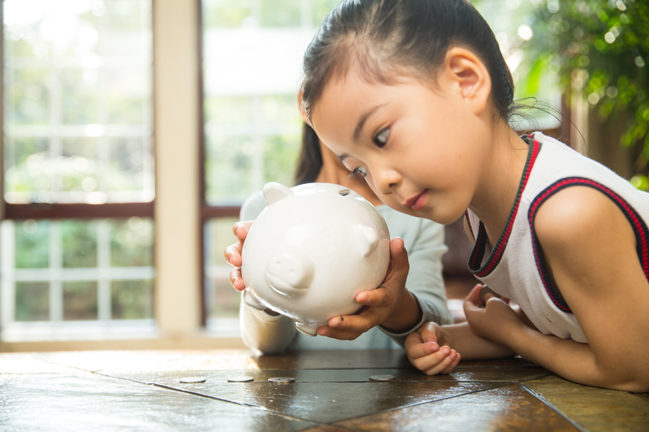 姐妹俩把钱放入存钱罐图片 姐妹俩把钱放入存钱罐图片