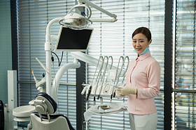 年轻的牙科女医生