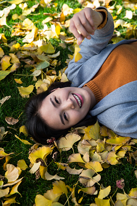 青年女人在户外图片