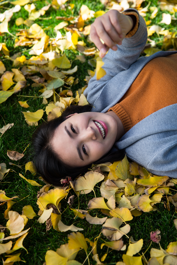 青年女人在户外图片 青年女人在户外图片