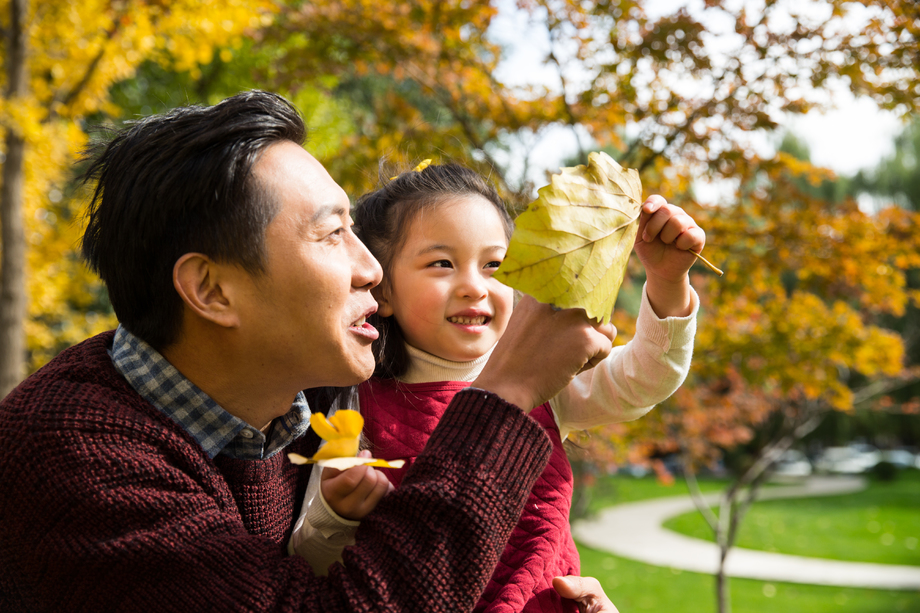 父亲陪着女儿在户外玩耍 父亲陪着女儿在户外玩耍