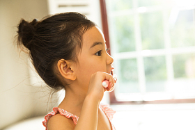 小女孩在卫生间图片